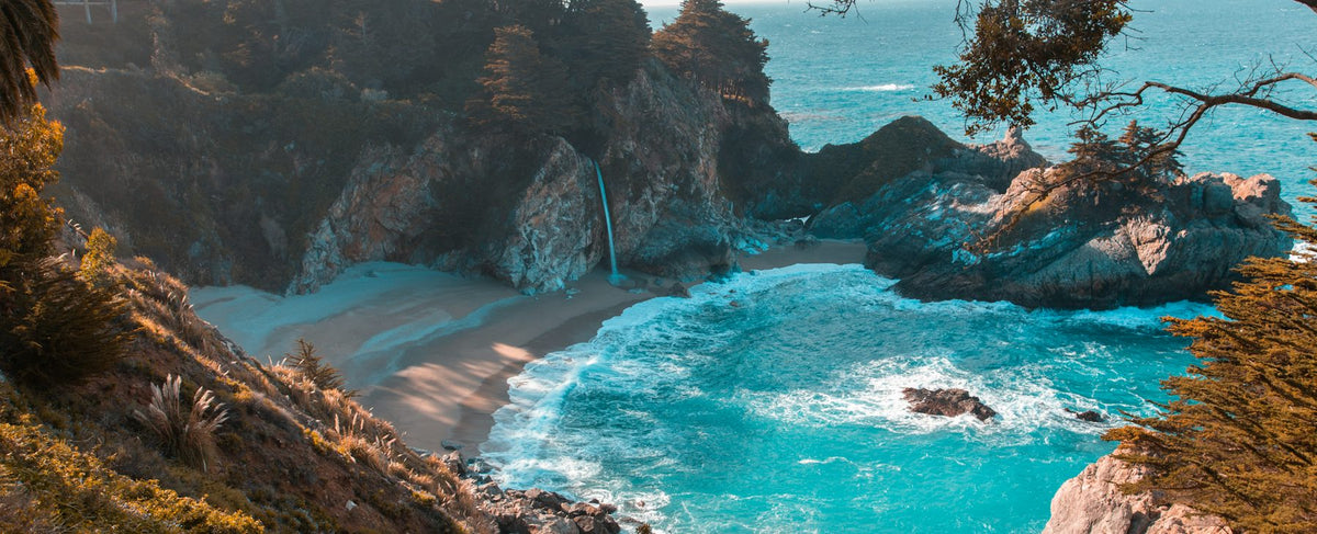 Estrada costeira de Big Sur sobre o Pacífico na Califórnia — uma alusão à campanha Vendetta da Valentino protagonizada por Dakota Johnson, da perfumaria Olara