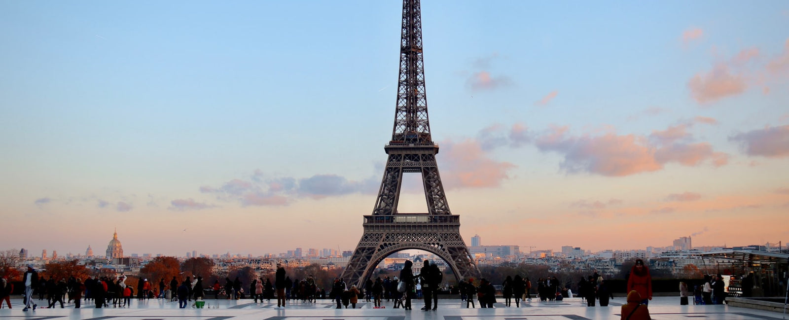 La tour Eiffel dorée au crépuscule à Paris — l'univers nocturne et festif de Black Opium Pink Glaze d'Yves Saint Laurent chez Olara