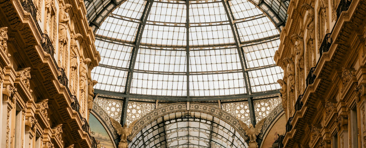 La verrière de la galerie Vittorio Emanuele II à Milan — berceau de la maison Prada depuis 1913 et clin d'œil à l'univers de Tom Holland, ambassadeur Prada Beauty, par la parfumerie Olara