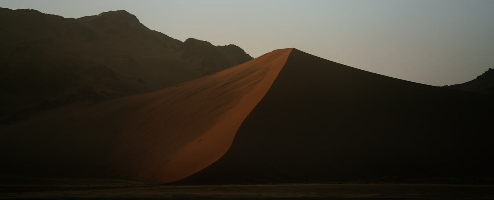 Golden sand dunes at dusk — the oriental world of Oud Supermassive by Les Eaux Primordiales at Olara
