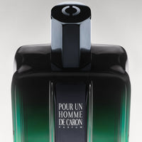 Le flacon Pour Un Homme Parfum en gros plan