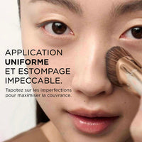 Application du fond de teint au pinceau Clarins inspiré du Gua Sha