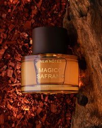 New Notes Magico Safrano et ses notes : safran, poivre rose, mandarine, noix de muscade, cannelle, benjoin, tabac, labdanum, muguet, cuir, mousse, ambre, bois précieux, fève tonka, musc