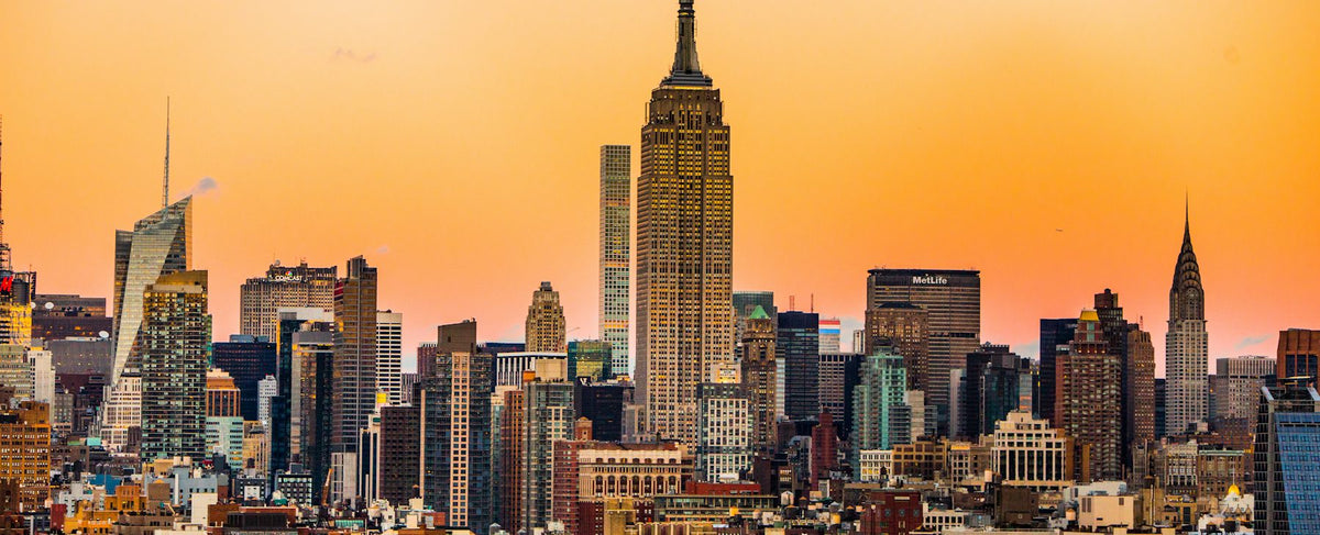 Het Empire State Building en de skyline van New York — een knipoog naar de New Yorkse lancering van Boss Bottled Beyond, met Bradley Cooper als een van de gezichten, door parfumerie Olara