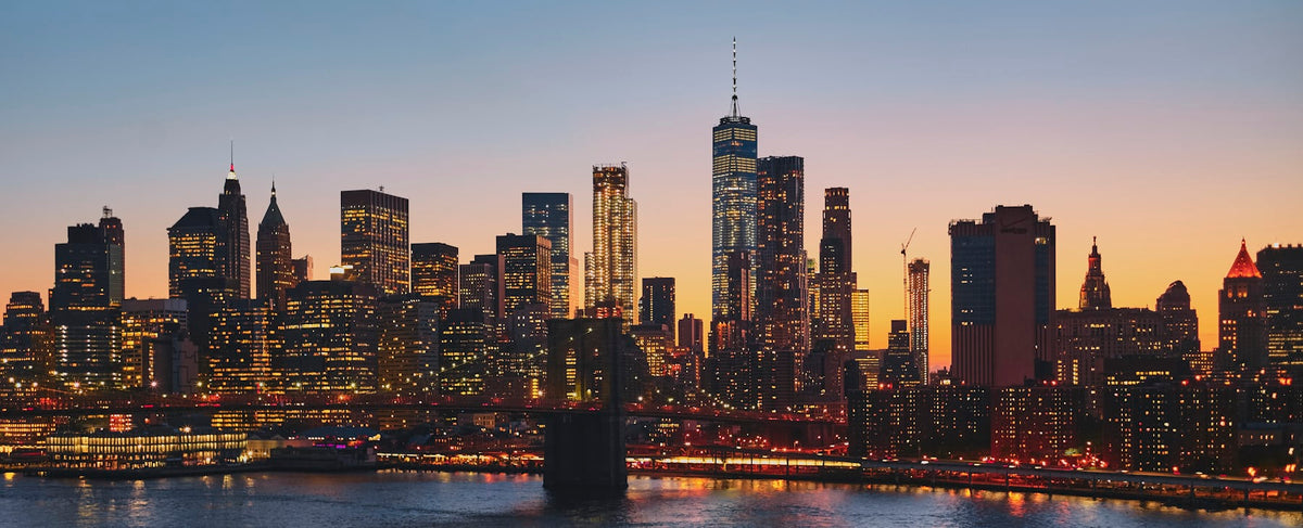 Brooklyn Bridge und die New Yorker Skyline zur blauen Stunde — eine Anspielung auf MJ in Spider-Man und Zendayas Lancôme-Beautyroutine, von Olara