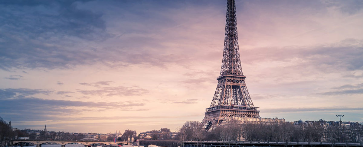 Toits de Paris et tour Eiffel à l'heure bleue, ciel crépusculaire mauve — l'univers d'Audrey Tautou et de L'Heure Bleue de Guerlain, par la parfumerie Olara