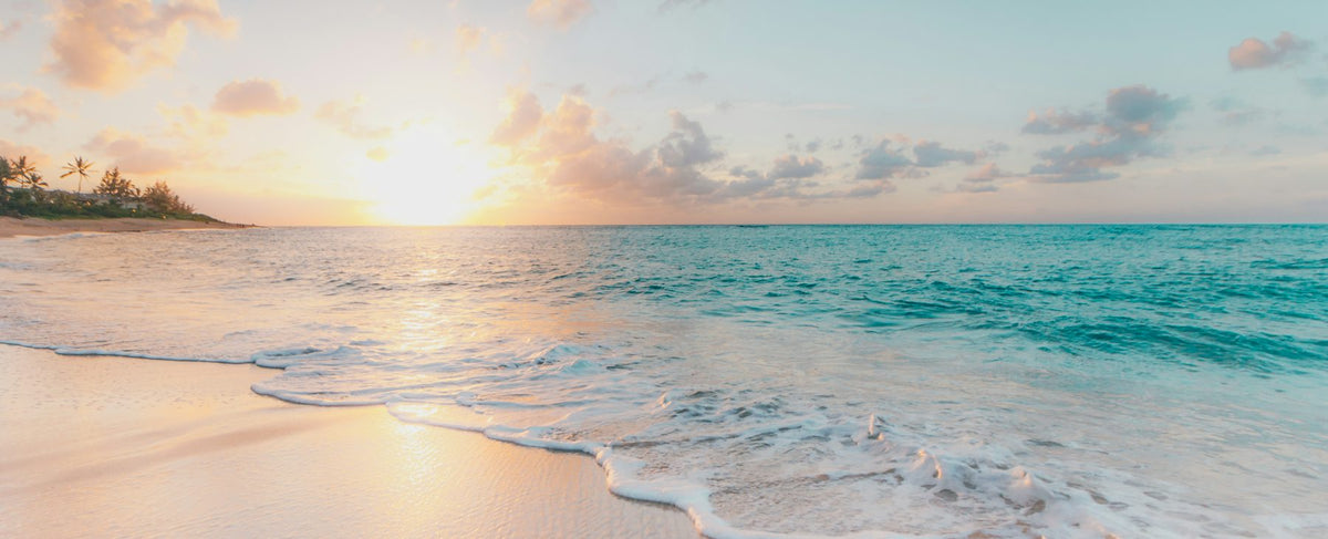 Gouden kustlijn bij zonsondergang met een wijde horizon — de reisgeest van Giorgio Armani's My Way, belichaamd door Sydney Sweeney, bij parfumerie Olara