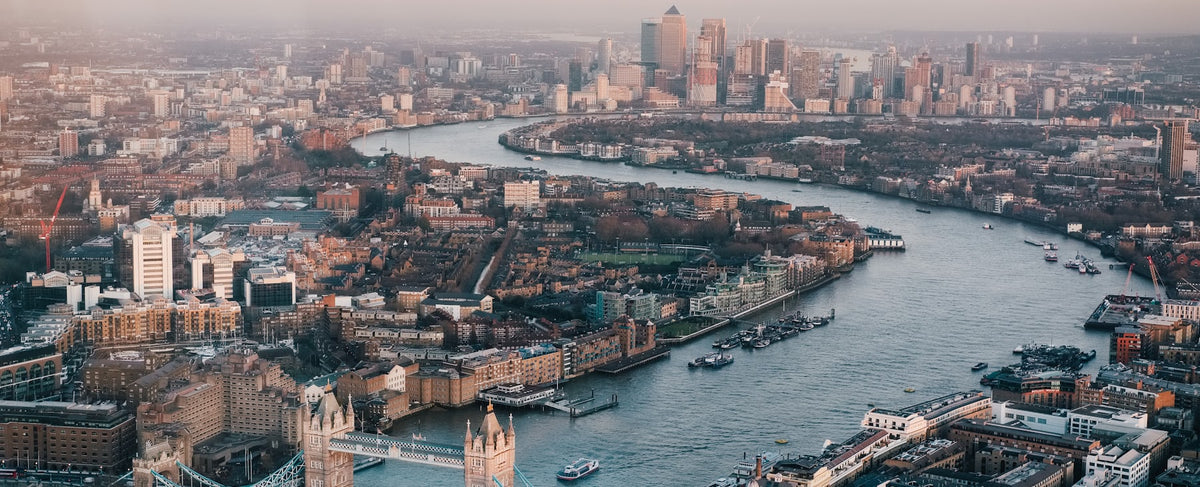 Panorama de Londres, la Tamise et le Tower Bridge — la ville de la maison Atkinsons, fondée en 1799, par Olara