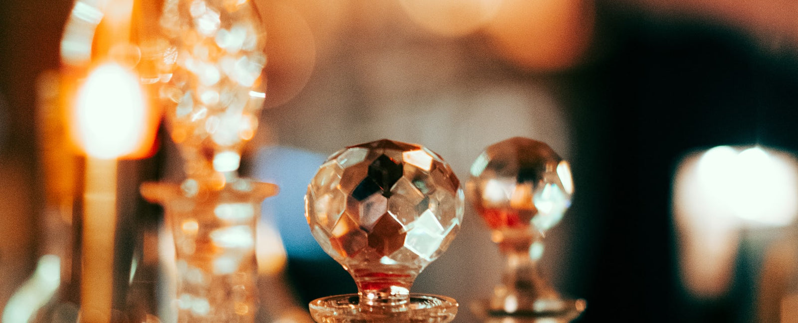 Quatre flacons de parfum en verre alignés — l'échelle des concentrations de parfum, de l'eau de cologne à l'extrait, par Olara
