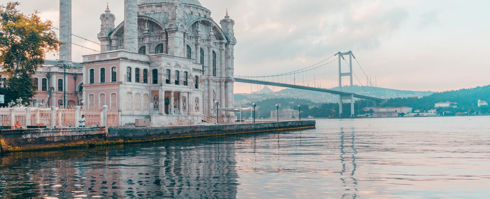 La mosquée d'Ortaköy et le pont du Bosphore se reflétant dans l'eau à Istanbul — le voyage oriental de Fumerie Turque de Serge Lutens chez Olara