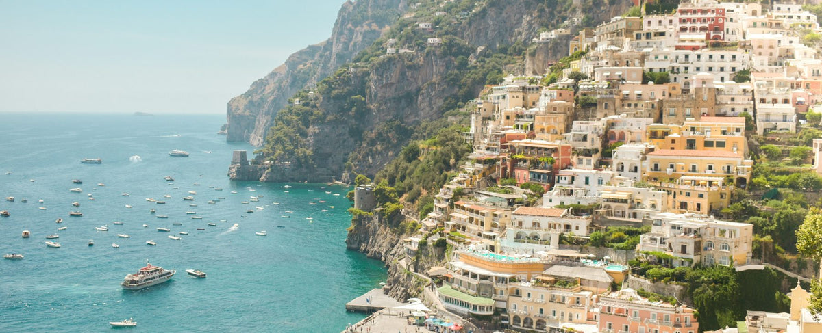 Das Dorf Positano über dem Mittelmeer an der Amalfiküste — die Welt von Fico di Amalfi von Acqua di Parma und dem Kino von Paul Mescal, von der Parfumerie Olara