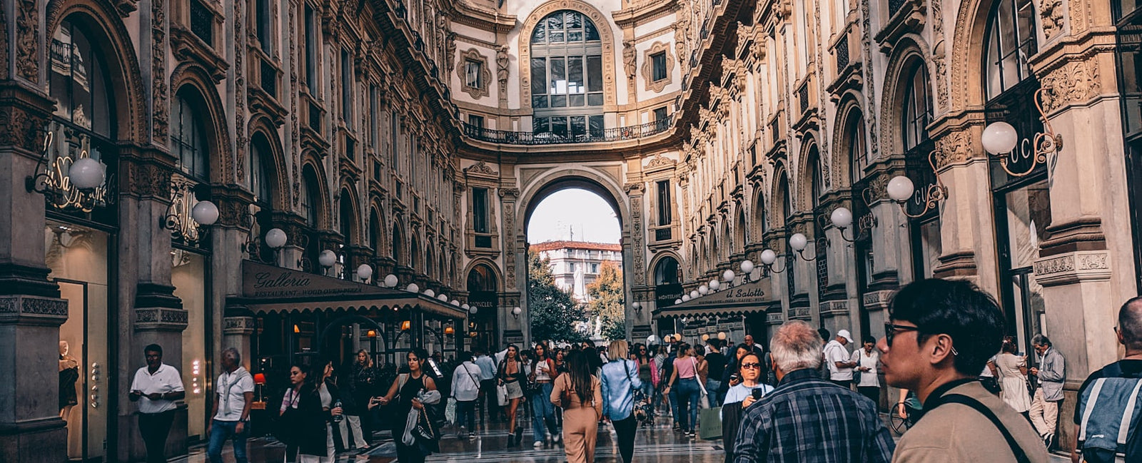Galleria Vittorio Emanuele II in Mailand in der Abenddämmerung — die Mailänder Welt von Prada Paradoxe Sweet Chemistry bei Olara