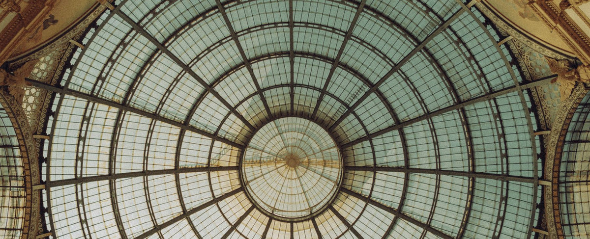Cupola di vetro della Galleria Vittorio Emanuele II a Milano — l'eleganza milanese di Giorgio Armani e l'universo di Cate Blanchett, volto di Sì, dalla profumeria Olara