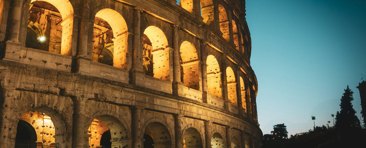 Le Colisée de Rome illuminé d'or à la tombée de la nuit — l'Italie glamour de Monica Bellucci, autour de for her de Narciso Rodriguez, par la parfumerie Olara