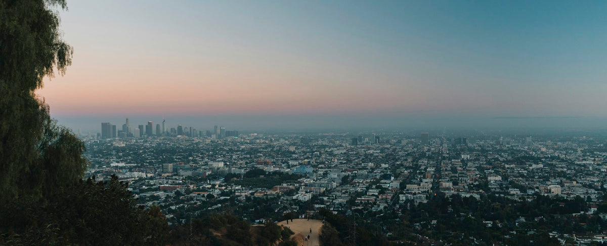 Los Angeles in der Dämmerung, gesehen von den Höhen des Griffith-Observatoriums — das Universum von La La Land und Emma Stone, von der Parfumerie Olara