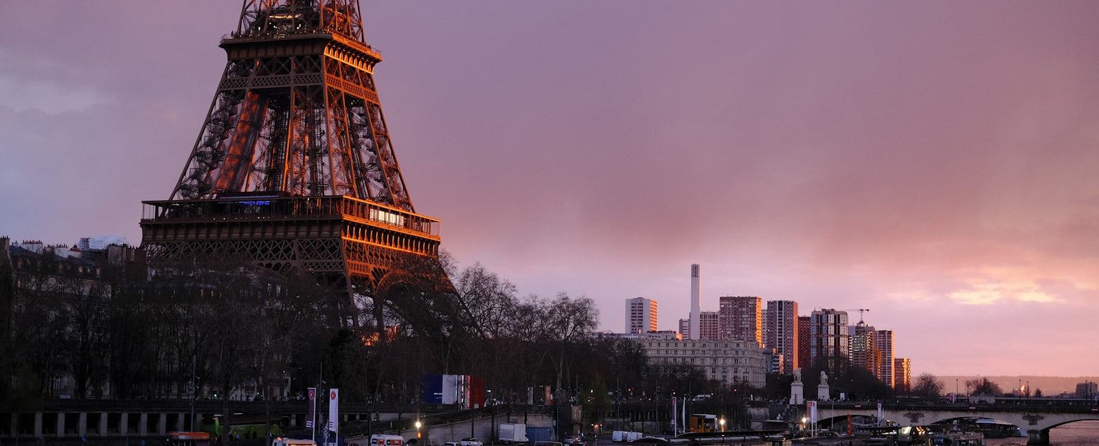 De Eiffeltoren gloeiend in de schemering in Parijs — de wereld van Lancômes La Vie Est Belle Very Cherry bij Olara