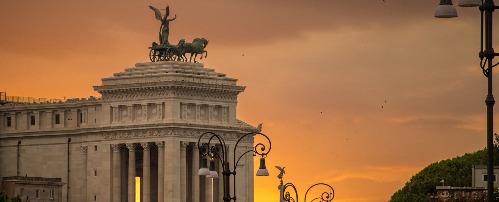 Roma immersa nella luce del tramonto — la città della maison Valentino, universo del duo Vendetta da Olara