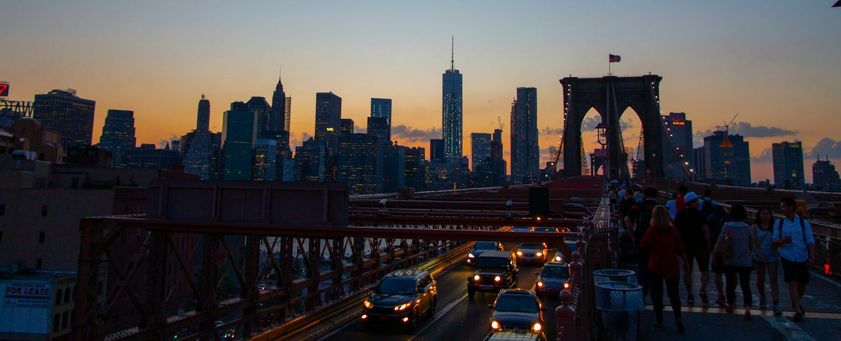 La skyline de New York au crépuscule — l'univers du Diable s'habille en Prada et d'Anne Hathaway, par la parfumerie Olara