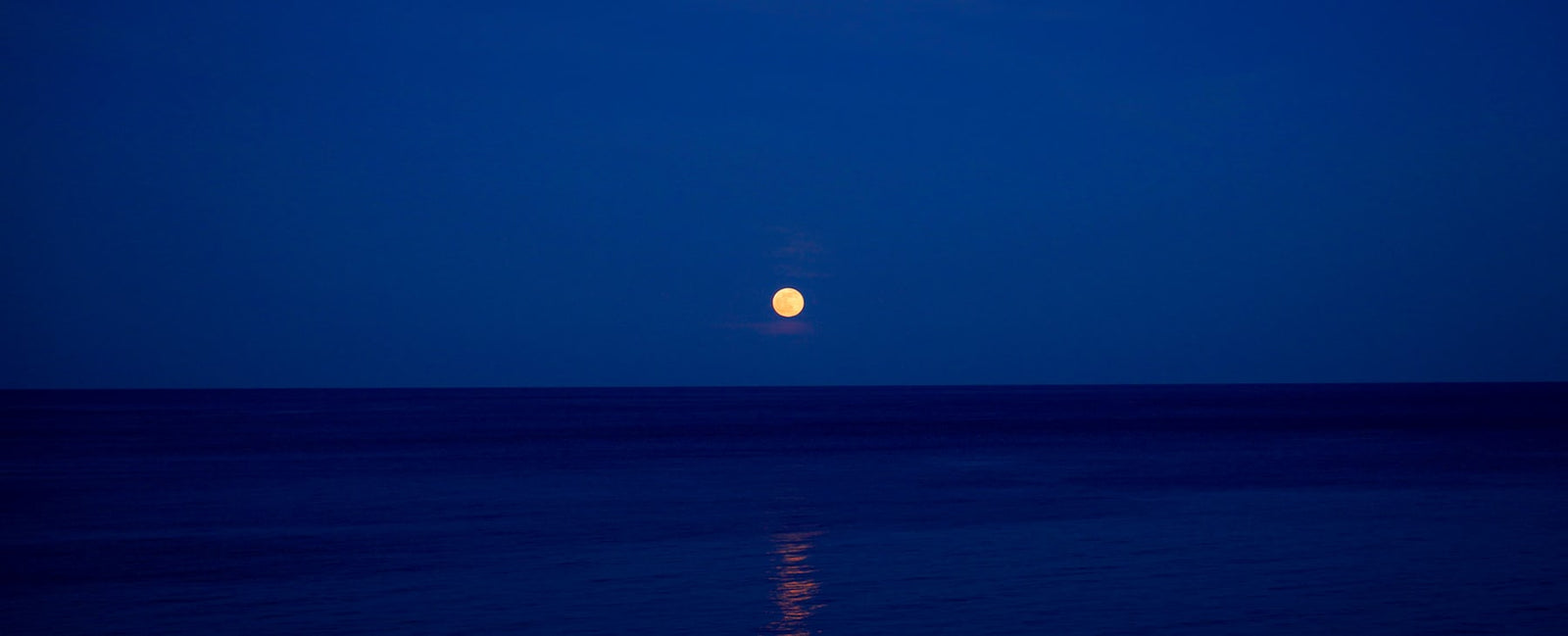 Silberner Vollmond über einem ruhigen Ozean bei Nacht — die Welt von Atkinsons Mystic Moonlight bei Olara