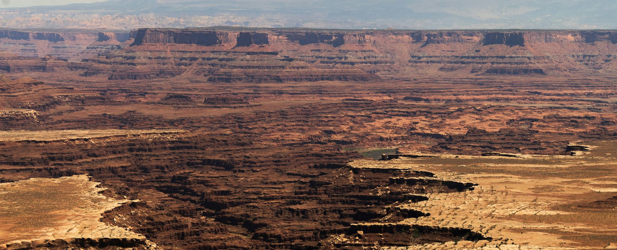 Cañón desértico de Utah con reflejos ocres — el Oeste americano del agente Whiskey y el universo de Pedro Pascal, en torno a Ombré Leather de Tom Ford, por la perfumería Olara