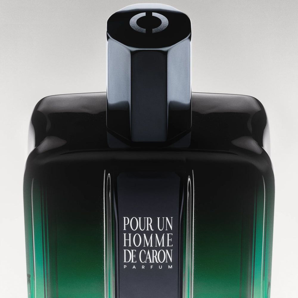 Le flacon Pour Un Homme Parfum en gros plan