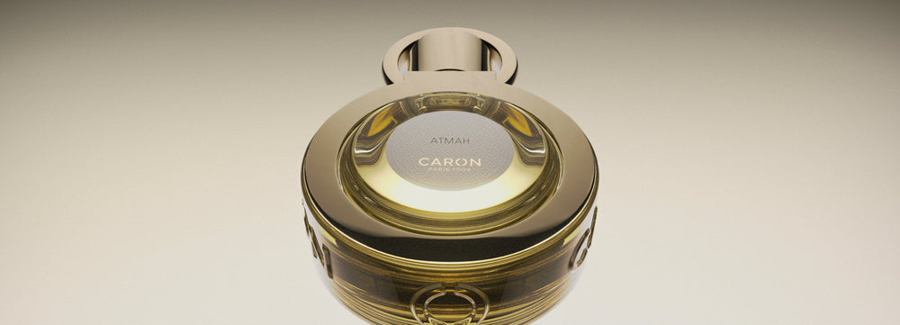 Le flacon d’Atmah de Caron en gros plan sur fond crème