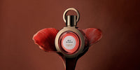 Le flacon de Belle de Niassa au cœur d’une fleur rouge