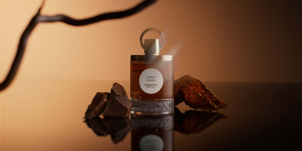 Le flacon de Tabac Exquis entre éclats de chocolat et résines