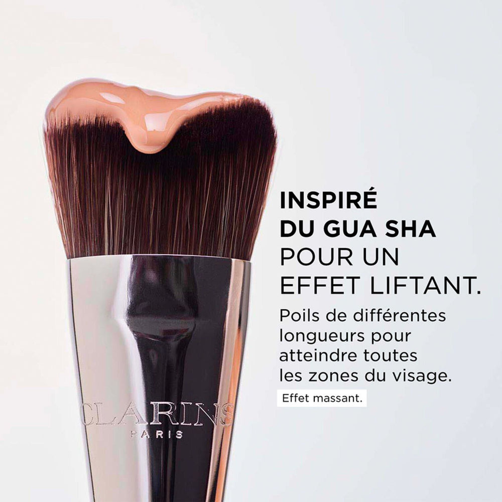 Tête du pinceau Clarins inspiré du Gua Sha, poils de différentes longueurs