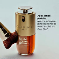 Pinceau Gua Sha Clarins avec le Double Serum Fond de teint