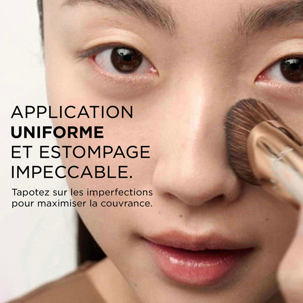 Application du fond de teint au pinceau Clarins inspiré du Gua Sha